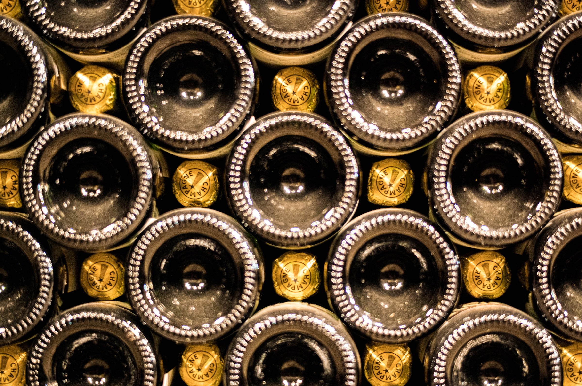 Rhythmus der Flaschenböden – goldene und dunkle Flaschenböden aus der Serie Das Schwarze Kameel