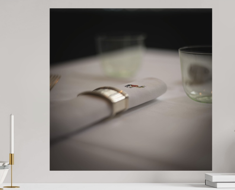 Besteckdetail auf gedecktem Tisch – Raumansicht