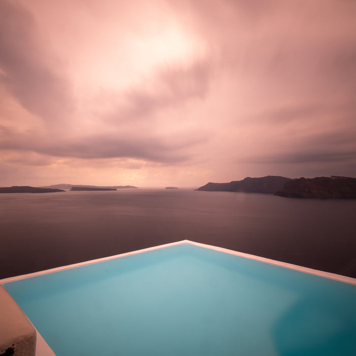 CANAVES I von AresDKY: türkisfarbener Pool und Blick über die Ägäis im Canaves Oia Suites auf Santorini.