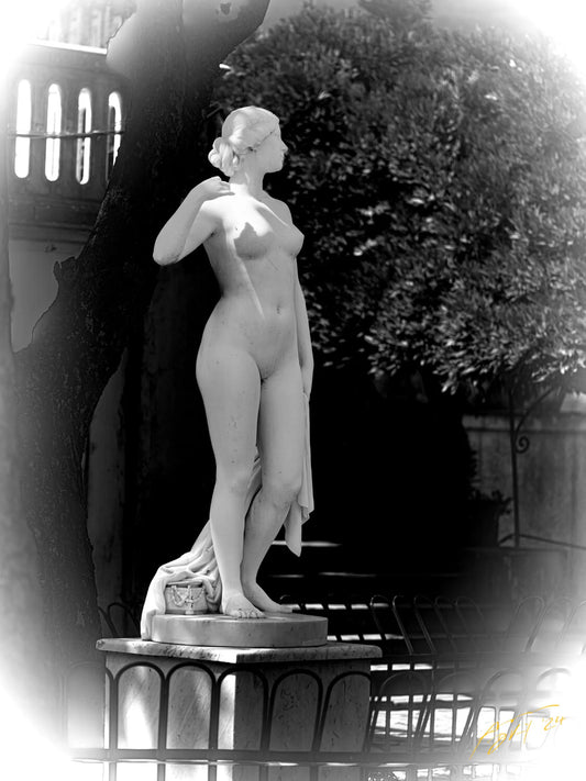 Weibliche Statue im Innenhof des Achilleion auf Korfu