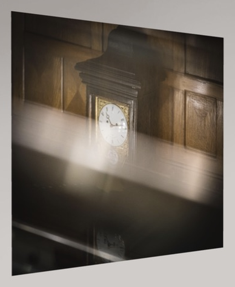 Lichtstreifen vor dunklem Holz – Produktansicht