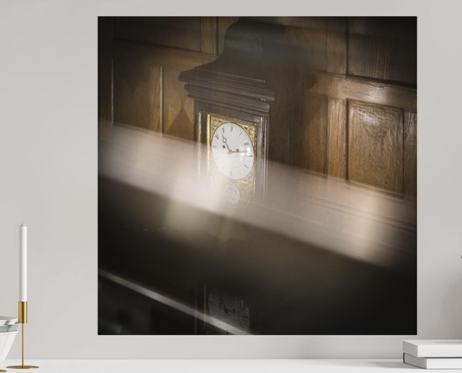 Lichtstreifen vor dunklem Holz – Raumansicht