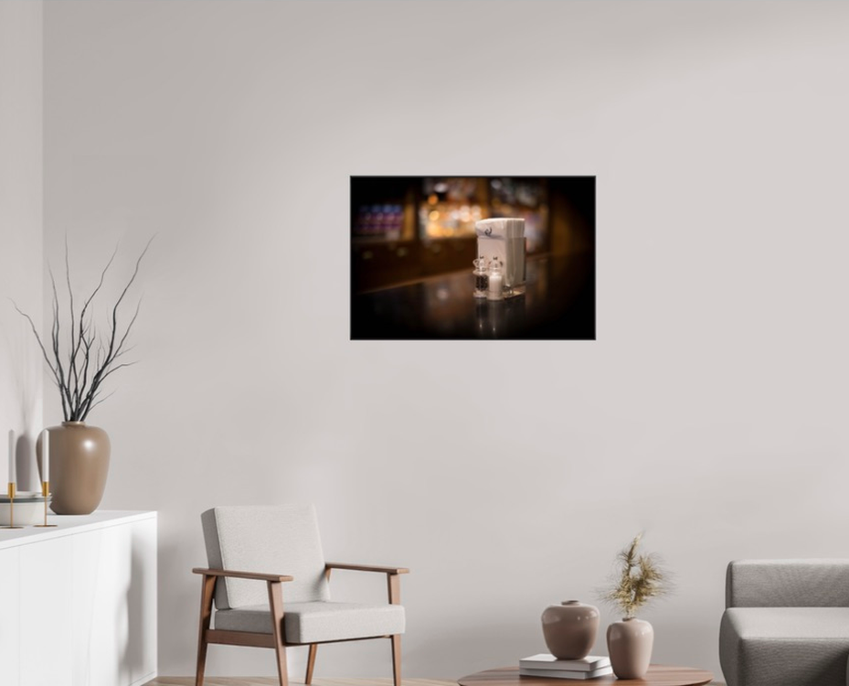 Glas auf dunkler Theke – Raumansicht