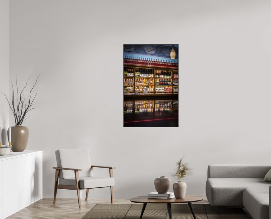 Beleuchtetes Regal im Hochformat – Raumansicht