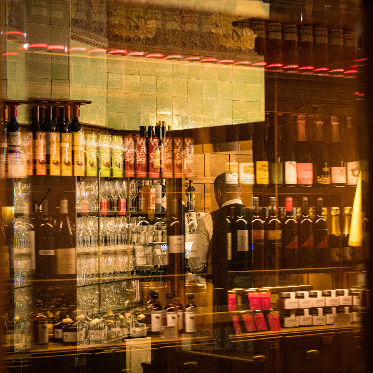 Spiegelnde Schaufenster- und Regalansicht – Motiv
