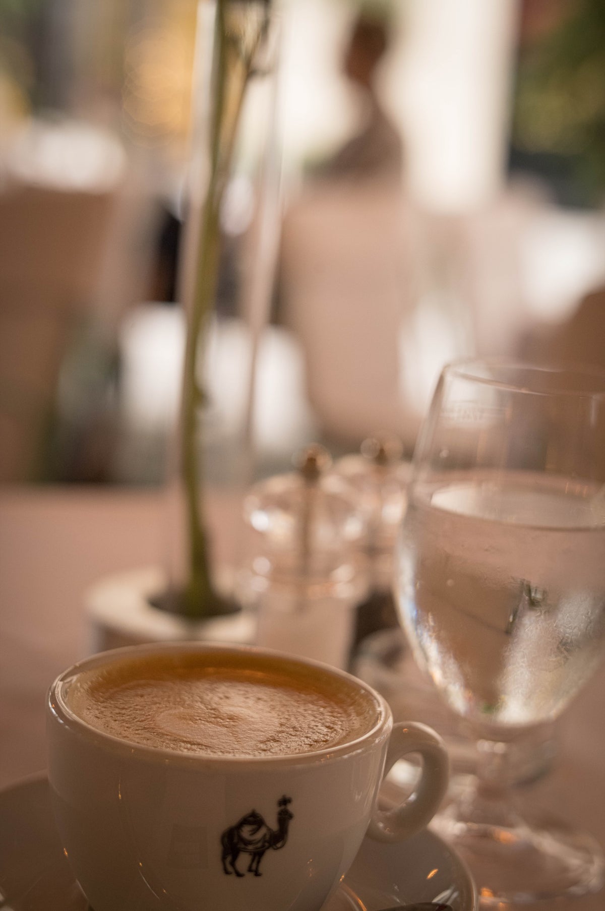Kaffeetasse und Gläser – Motiv