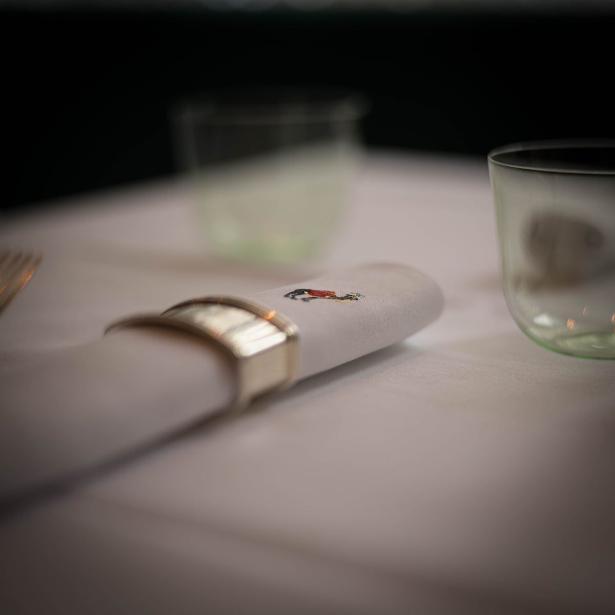 Besteckdetail auf gedecktem Tisch – Motiv