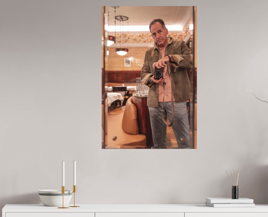 Spiegelporträt mit Kamera – Raumansicht