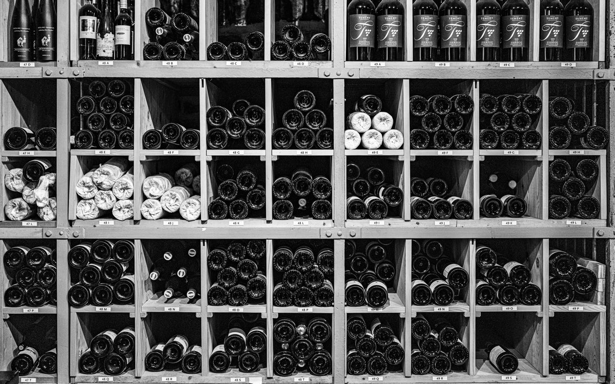 Weinlager als Schwarzweiß-Raster – Motiv