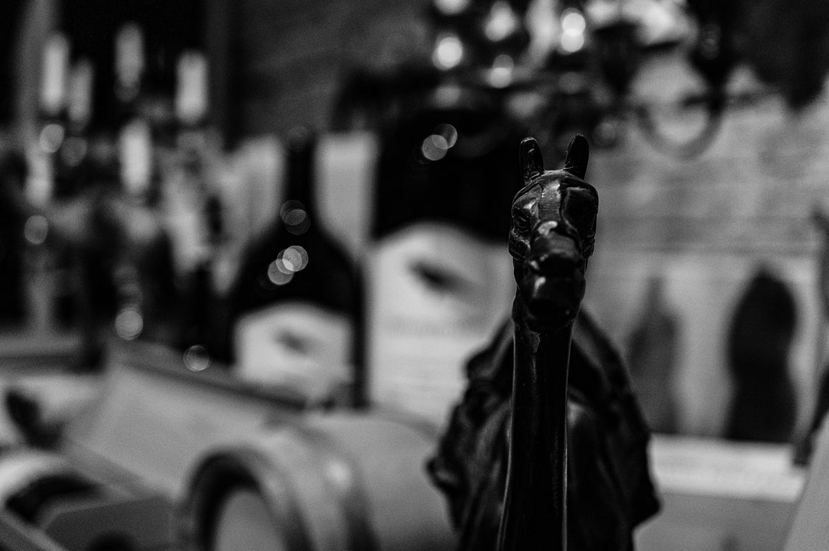 Dunkle Figur vor Bar, Schwarzweiß – Motiv