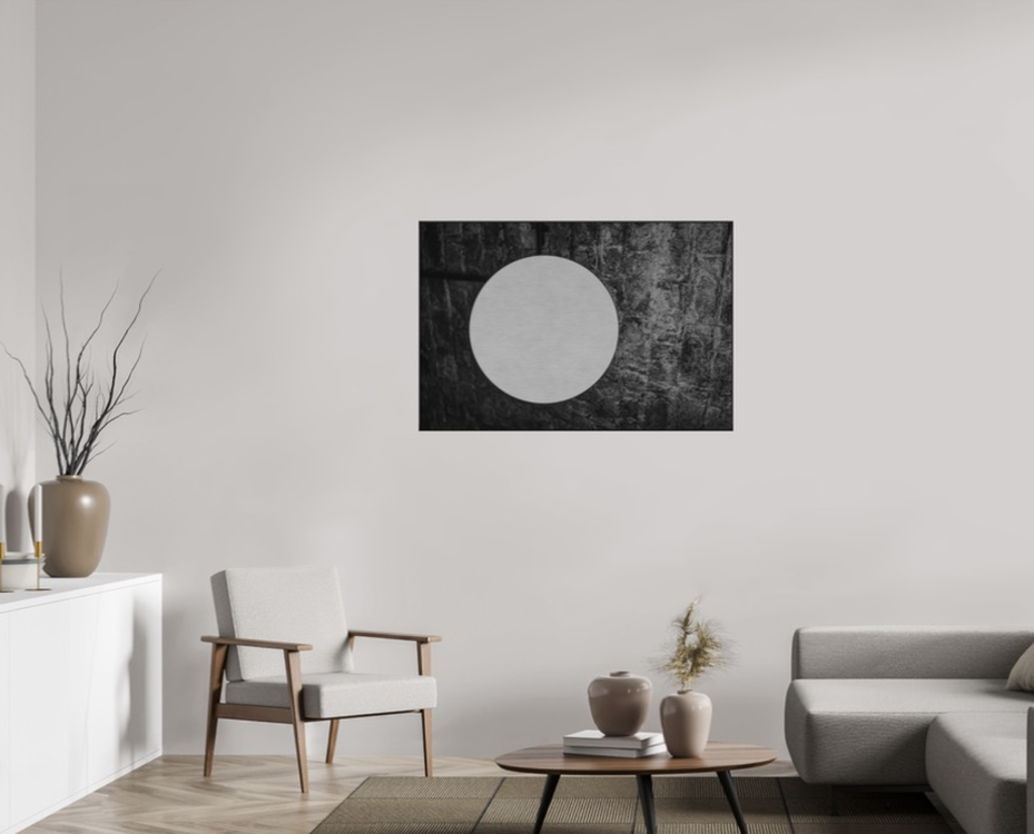 Weißer Lichtkreis vor rauer Wand – Raumansicht
